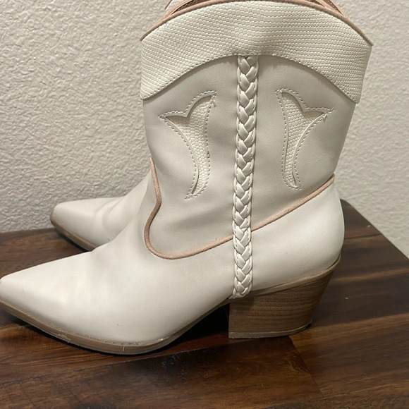 Universal Thread Cream Beige Western Rodeo Cowboy Cowgirl Pointy Boots Booties 6 - Picture 5 of 16